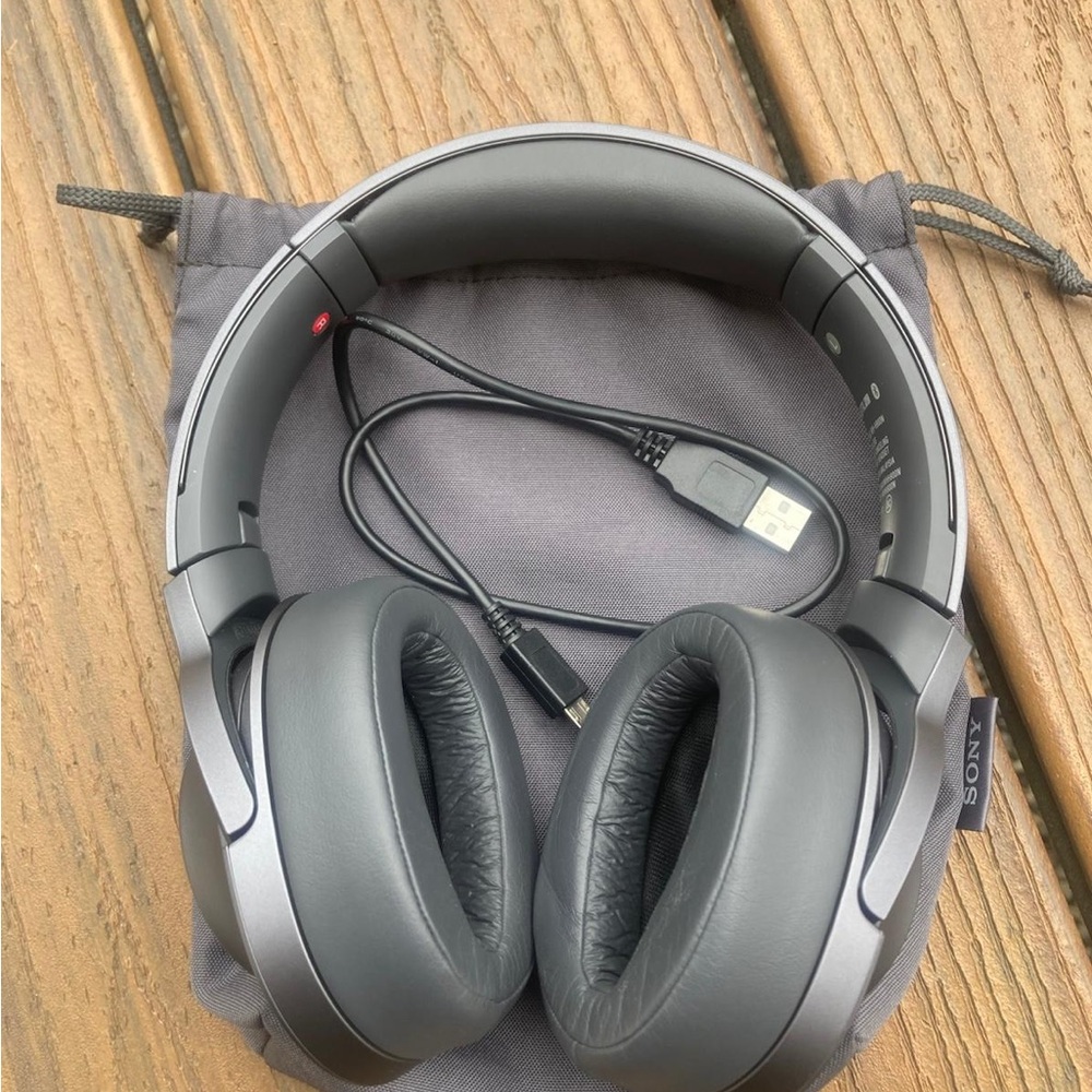 Sony Noise cancelling headphones, Like New!